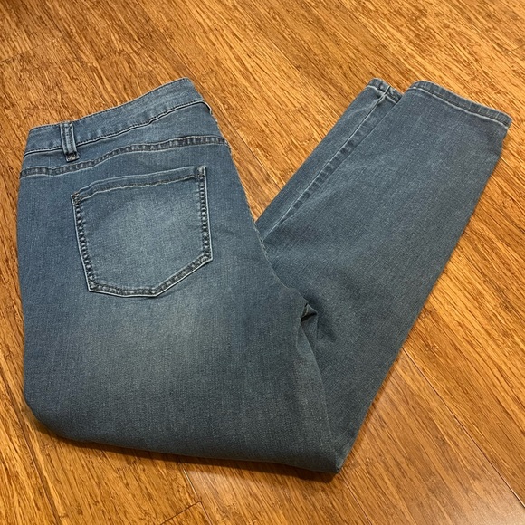 Lane Bryan Venezia Embroidered High Rise Medium Wash Blue Jeans. Size 18 - Picture 14 of 14